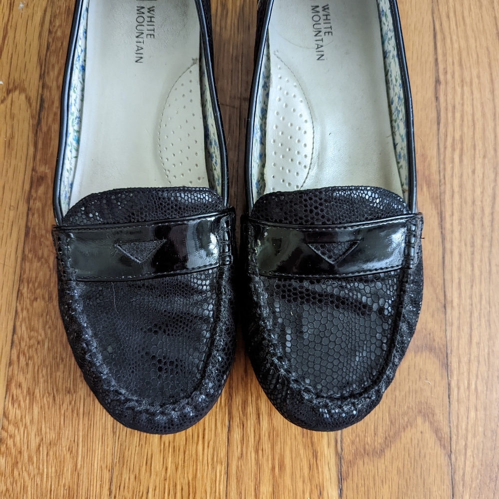 REDUCED TO SELL! White Mountain reptile textured penny loafers 8.5m